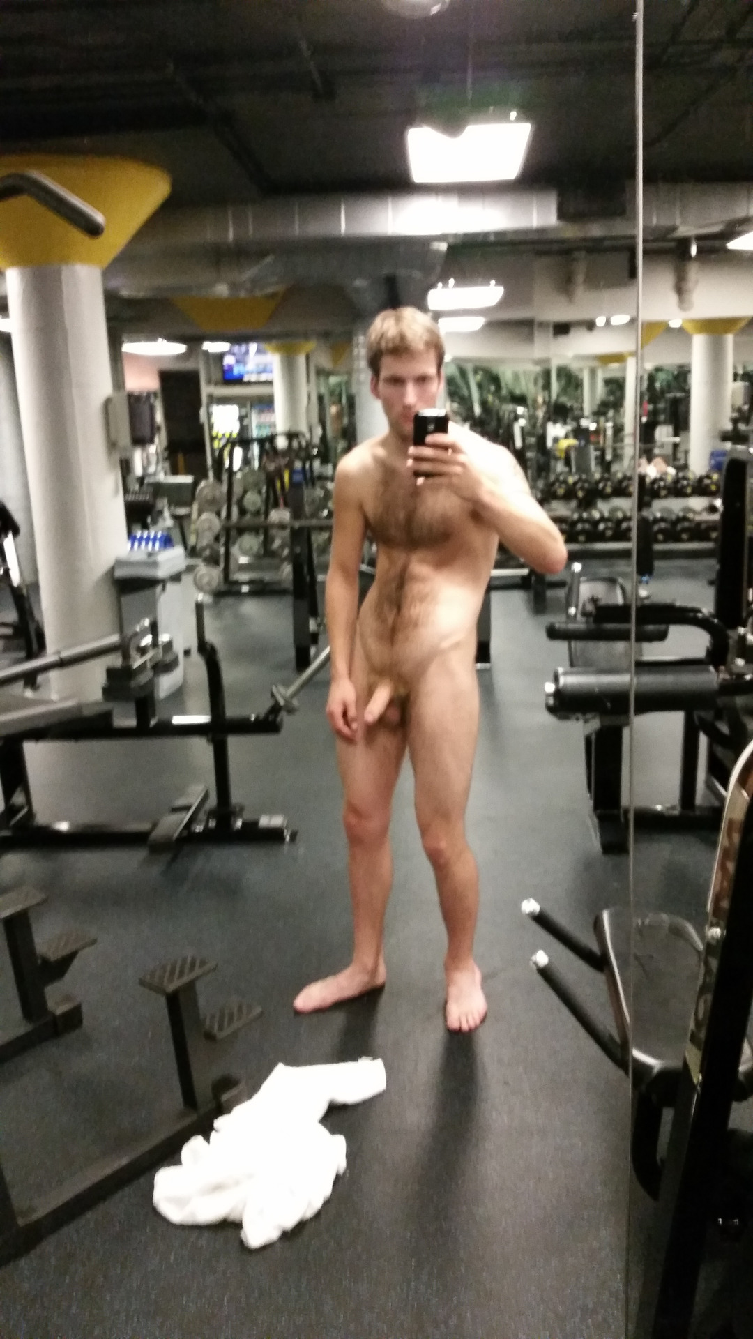 naked guy gym selfie
