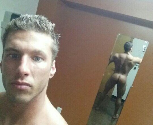 muscle hunk naked self pics showing butt