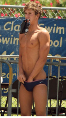 swimmer-twink-bulge-in-speedo
