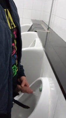 dady-having-a-huge-pee-at-urinals