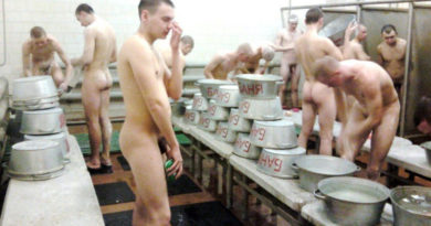 Russische-Soldaten-nackt-in-den-Duschen