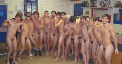 naked-soccer-team-in-locker